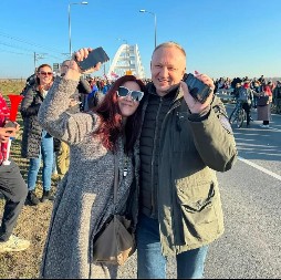 OVO JE PRAVO LICE DRAGANA ĐILASA! Pogledajte kako se smeje i pravi selfije dok obeležava tri meseca od smrti 15 osoba! (FOTO)