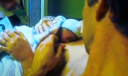 LEŽALA JE SA MRTVOM BEBOM NA GRUDIMA I PLAKALA, PRIZOR JE BIO STRAVIČAN A onda se dogodilo nešto nezamislivo, lekari zanemeli! (VIDEO)