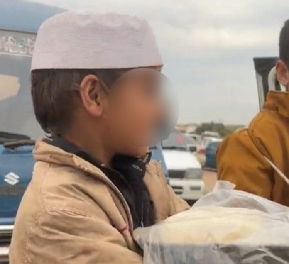 KADA JE POGLEDAO U KAMERU, SVET JE STAO Ovaj dečak je svojom neverovatnom lepotom oduševio 4 miliona ljudi! (VIDEO)