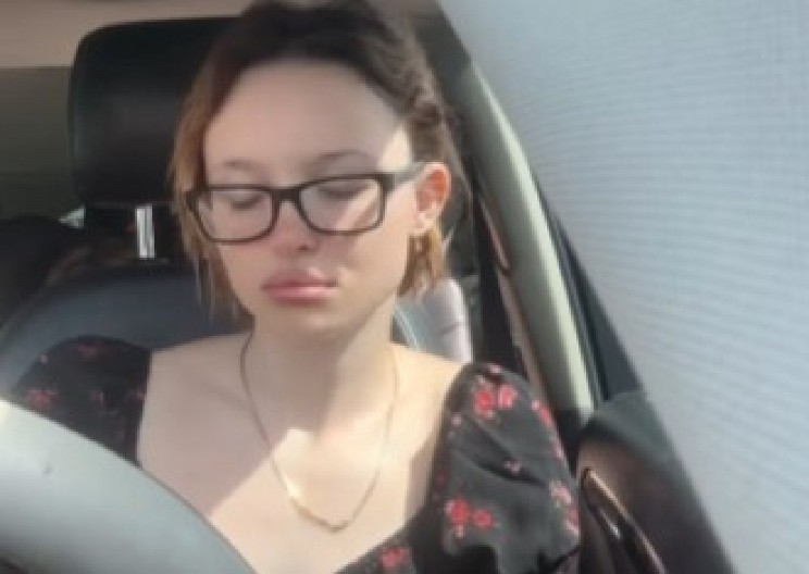 AUU, JEL REALNO DA JE DEVOJKA OVO URADILA? Osvetila se bivšem preko njegove mrtve babe, ljudi na mrežama se krste! (VIDEO)