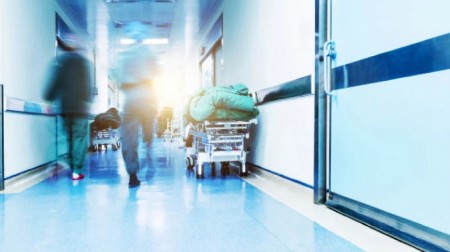 POLICAJCI SPREČILI UBISTVO SEKIROM U NOVOM PAZARU Povređeni sa ranama na nogama prenet u bolnicu