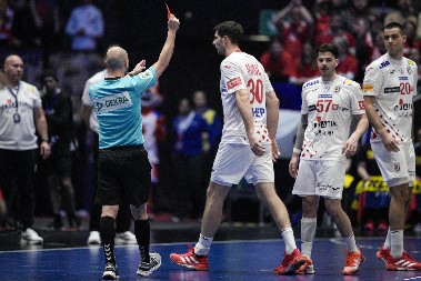 BRUKA I SRAMOTA HRVATA U FINALU Ovi potezi zgrozili svet: Jedan gazio protivnika, drugi hteo obračun sa sudijom (VIDEO)