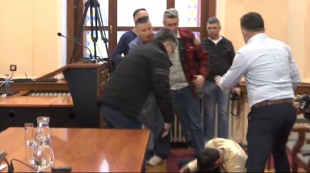 MUČENI ČOVEK! OPOZICIJA SE IŽIVLJAVA NAD OBIČNIM RADNIKOM Sramota! Pogledajte šta mu rade, pa još tvrde: Sam je pao! (VIDEO)