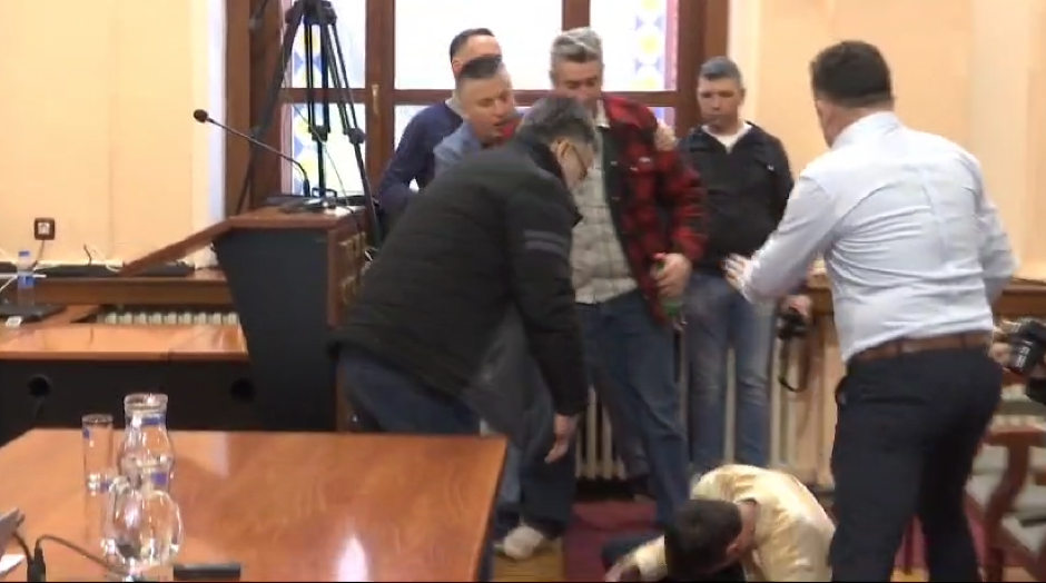 MUČENI ČOVEK! OPOZICIJA SE IŽIVLJAVA NAD OBIČNIM RADNIKOM Sramota! Pogledajte šta mu rade, pa još tvrde: Sam je pao! (VIDEO)