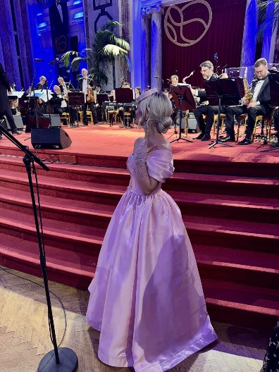 ĐURĐA IZ ČAČKA IZDOMINIRALA NA BEČKOM BALU! Završila u sali za VIP goste - sve je to uradila zbog NJIH!