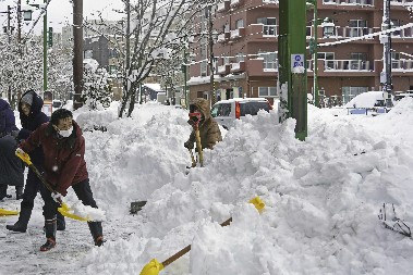 SNEG SE SRUČIO NA HOKAIDO Najveće količine padavina u istoriji merenja u Japanu! Evo kako izgledaju ulice!