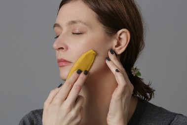 ŽENE MASOVNO TRLJAJU LICE KOROM BANANE Evo zašto to rade, doktori su zgroženi ovim trendom