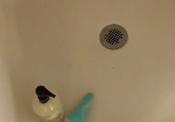 ČULA LUPANJE U ZIDU, IZ ODVODA IZLETELO NEŠTO DUGAČKO I TANKO Jeziv snimak iz kupatila šokirao Tiktok, SCENA KAO IZ HOROR FILMA! (VIDEO)