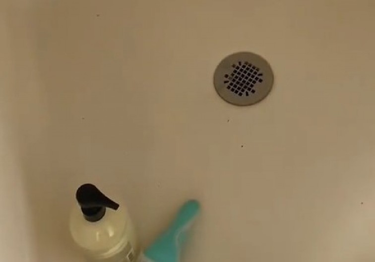 ČULA LUPANJE U ZIDU, IZ ODVODA IZLETELO NEŠTO DUGAČKO I TANKO Jeziv snimak iz kupatila šokirao Tiktok, SCENA KAO IZ HOROR FILMA! (VIDEO)