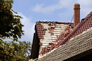 ŠTA JE OVO, LJUDI MOJI? Džinovski komad leda se SRUČIO SA NEBA, probio metalni krov na kući, komšije u panici! (VIDEO)