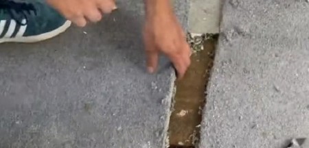 U KUĆI IM JE SMRDELO KAO DA JE NEŠTO UGINULO Kada su uklonili tepih i videli šta je ispod, umalo se onesvestili od šoka! (VIDEO)
