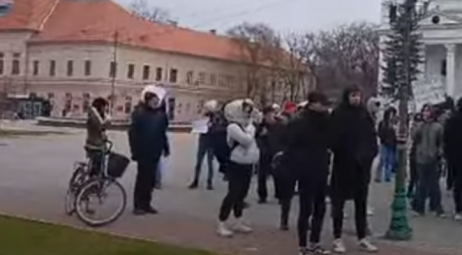 NARODE, VIDI KO HOĆE DA BLOKIRA NOVI BEČEJ Bruje mreže: Barjaktarka protesta krivično osuđena za krađu! (FOTO)
