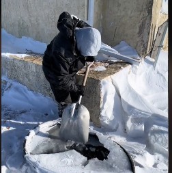 SNIMAK KOJI JE ŠOKIRAO MILIONE Koristila najjeftiniji način izolacije i zagrejala kuću na -26 stepeni