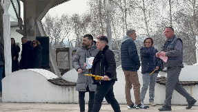 MATORA SE JEDVA DRŽI NA NOGAMA OD BOLA Uplakana stigla na sahranu majke, gura oca koji je u kolicima, potresni prizori (VIDEO)