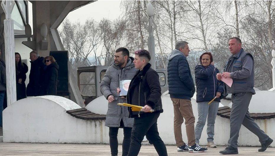 MATORA SE JEDVA DRŽI NA NOGAMA OD BOLA Uplakana stigla na sahranu majke, gura oca koji je u kolicima, potresni prizori (VIDEO)