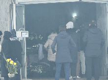 MATORINI JAUCI SE PROLAMAJU GROBLJEM Raspada se od tuge nad kovčegom svoje majke, a oni su sve vreme uz nju (VIDEO)