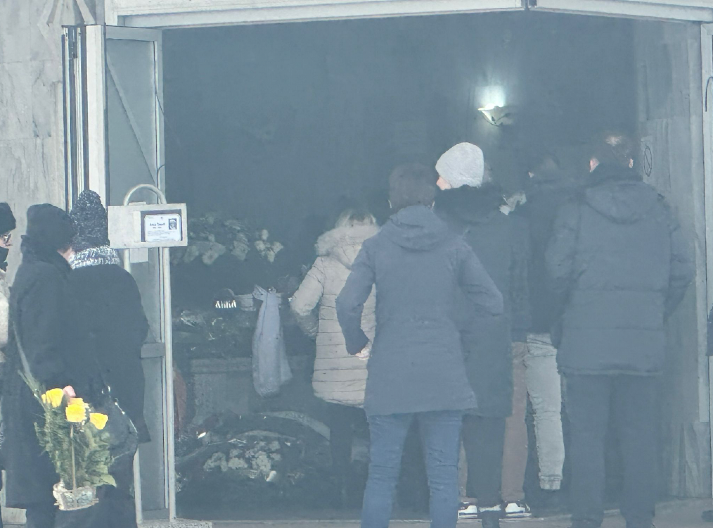 MATORINI JAUCI SE PROLAMAJU GROBLJEM Raspada se od tuge nad kovčegom svoje majke, a oni su sve vreme uz nju (VIDEO)