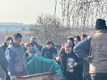 SAHRANJENA MAJKA JOVANE TOMIĆ MATORE Jauci odzvanjaju grobljem, bivšoj rijaliti učesnici pozlilo, umalo se srušila (VIDEO)