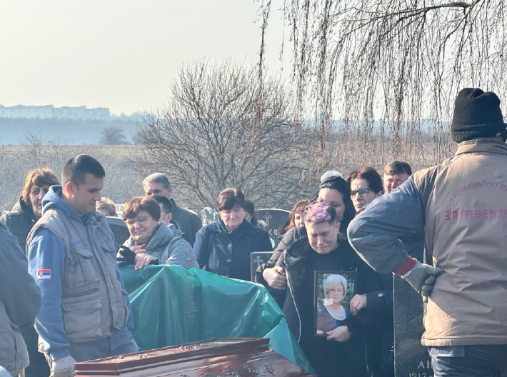 SAHRANJENA MAJKA JOVANE TOMIĆ MATORE Jauci odzvanjaju grobljem, bivšoj rijaliti učesnici pozlilo, umalo se srušila (VIDEO)