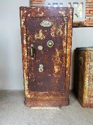 ZARĐALI SEF SKRIVAO PRAVO BLAGO Radnici pokušali da ga unište, ali kada su ga otvorili, zanemeli od šoka!