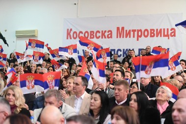 SVAKI SRBIN KOJI NE IZAĐE NA IZBORE DAJE GLAS DIREKTNO ALJBINU KURTIJU Održan miting Srpske liste u Severnoj Mitrovici (FOTO)