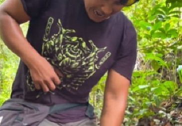 DIVLJA ZVER MU ZARILA ZUBE PRAVO U NEZGODNO MESTO Snimak koji ledi krv u žilama, PREVIJA SE OD BOLOVA, evo kako je okončana drama! (VIDEO)