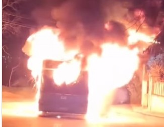 UŽAS NA OKRETNICI U NOVOM SADU! Autobus izgoreo, unutra bili vozač i još jedan putnik! (VIDEO)