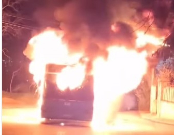 UŽAS NA OKRETNICI U NOVOM SADU! Autobus izgoreo, unutra bili vozač i još jedan putnik! (VIDEO)