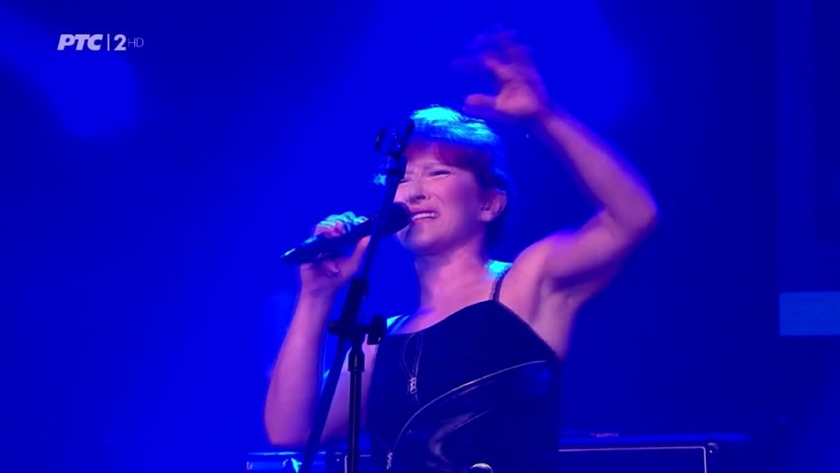 BILA JE VELIKA ZVEZDA, A ONDA OSTALA BEZ KROVA NAD GLAVOM Tužna životna priča pevačice, doživela sunovrat i velike izdaje!