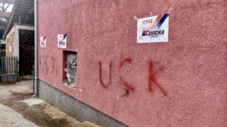 NAPADNUTA KUĆA U KOJOJ ŽIVI DETE KOJE JE KRSTIO VUČIĆ Prešarani plakati Srpske liste i ispisani grafiti „UČK“