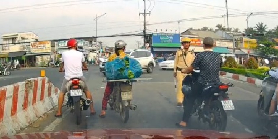 DRAMA NA SEMAFORU Policajac pretresao motociklistu, a onda je usledio šokantan obrt - nešto mu je ispalo! (VIDEO)