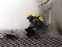 POŽAR U NOVOM SADU  Vatrogasci se bore sa vatrenom stihijom u stambenoj zgradi