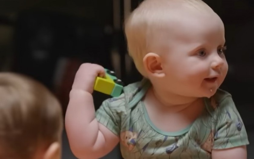 JEZIV EKSPERIMENT LEDI KRV U ŽILAMA Bacili reptile među bebe pa posmatrali njihovu reakciju, roditelji zanemeli od šoka! (VIDEO)