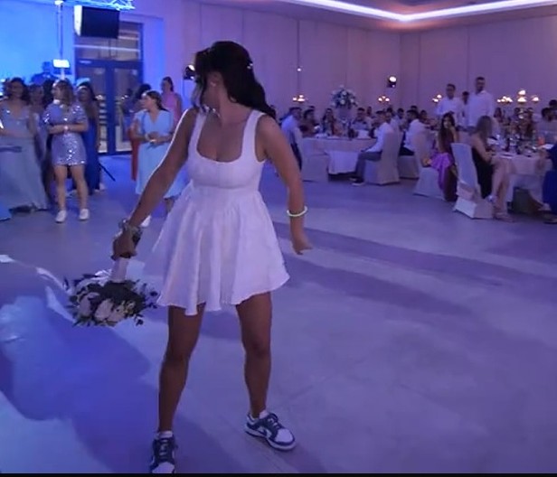 MLADA IZ HRVATSKE BACILA BIDERMAJER I ŠOKIRALA SVE Niko nije ni slutio da će baš ovde da završi, snimak do suza nasmejao region! (VIDEO)