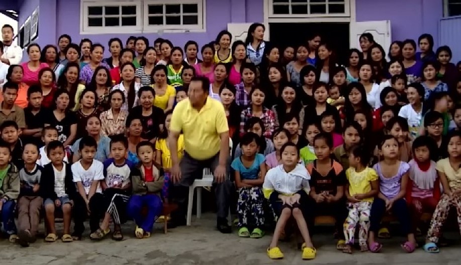 VOĐA VERSKE SEKTE JE IMAO PREKO 35 ŽENA I 80 DECE Živeli su kao u vojsci, jedno pravilo će vas posebno šokirati! (VIDEO)