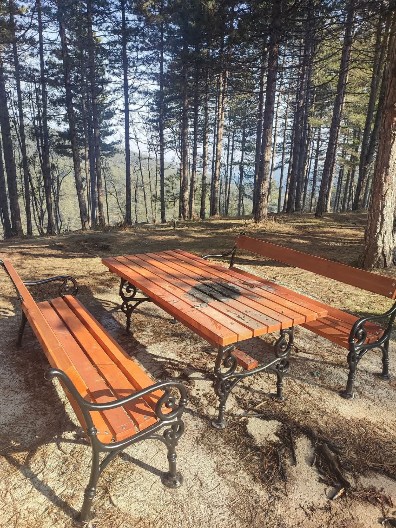 VANDALIZAM NA NAJPOSEĆENIJOJ SRPSKOJ PLANINI! Ložili vatru na mobilijaru, a strogo je zabranjeno! (FOTO)