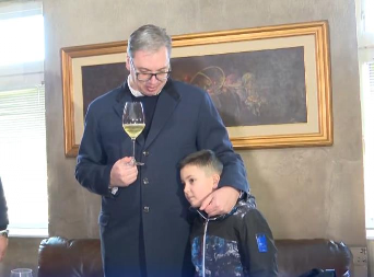 PREDSEDNIK VUČIĆ PRIGRLIO DEČAKA: ''Morao sam da se slikam sa budućim predsednikom'' (FOTO)