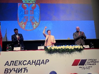 ANA BRNABIĆ MAHNULA OKUPLJENIM OPOZICIONARIMA U LAZAREVCU: Pokazala da ih se ne plaši! (FOTO)