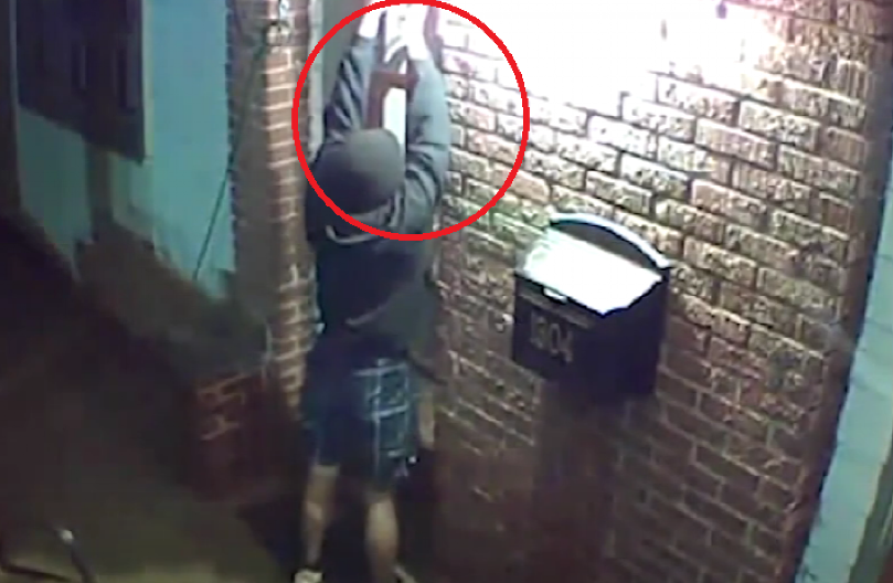 LJUDI SAD I OVO KRADU? Vlasnik ugradio kameru ispred kuće, kad je video šta se dešava, ostao je bez teksta (VIDEO)