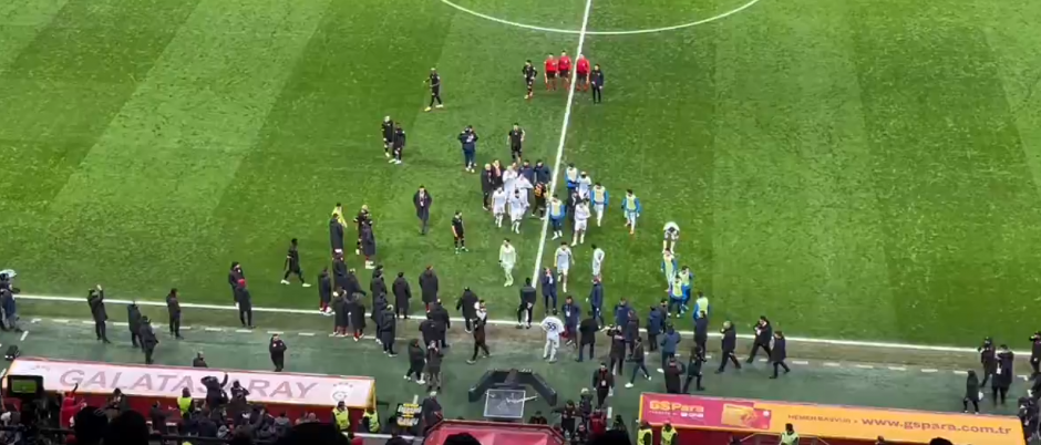 SKANDAL NAD SKANDALIMA U TURSKOJ Prekinuta utakmice, drvlje i kamenje po sudijama, Galatasaraj u šoku (VIDEO)