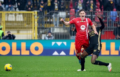 ZVEZDA I LEKOVIĆ NA IGLAMA Boketi izgubio podršku, Monca postavlja legendu za novog trenera