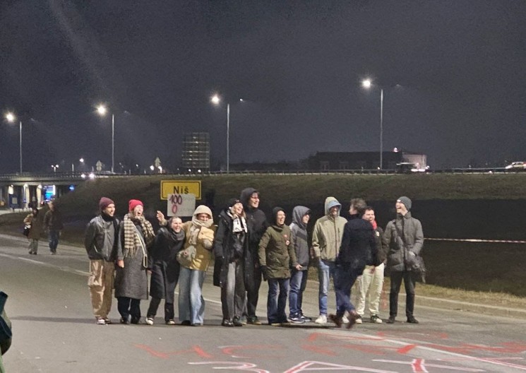 STUDENTSKI LIDERI SA ''VIP'' STATUSOM – DOK DRUGIM STUDENTIMA ORGANIZUJU ''PEŠAČKE TURE'', ONI DOLAZE TAKSIJEM NA PROTEST!