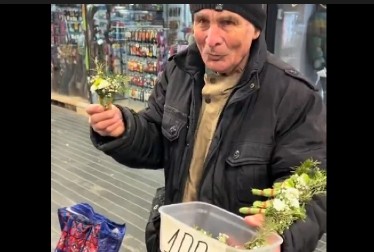 BEOGRAĐANI U SUZAMA ZBOG DEKE NA TERAZIJAMA KOJI PRAVI BUKETIĆE CVEĆA NA HLADNOĆI: Pogledajte zašto! (VIDEO)