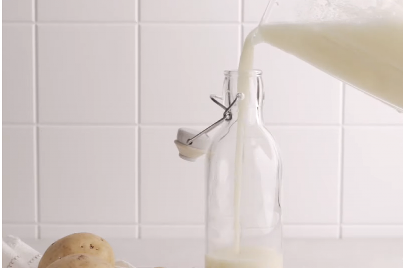 ŠTA JE TO "MESEČEVO MLEKO" KOJE JE ZALUDELO ŽENE? Ova trend ne samo da je čudan, nego je dobar i za nesanicu