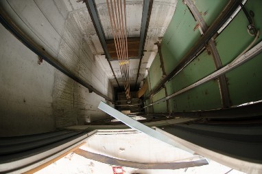 OTKAČIO SE LIFT, TEŠKO POVREĐEN MUŠKARAC Horor na Banjici