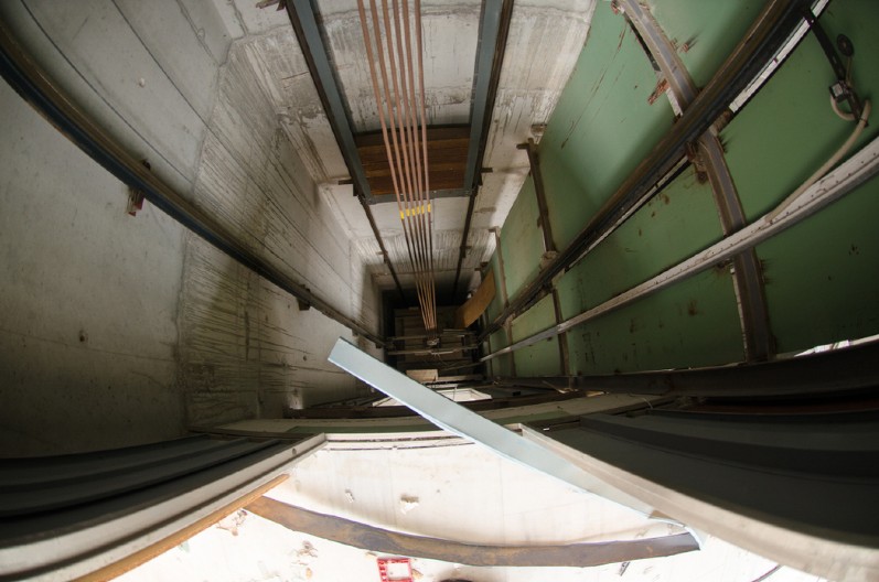 OTKAČIO SE LIFT, TEŠKO POVREĐEN MUŠKARAC Horor na Banjici