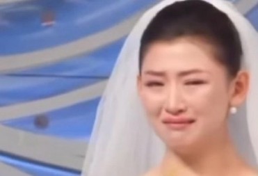 MLADA STAJALA PRED OLTAROM I GUŠILA SE U SUZAMA Izgubila je oca, ali kada su videli znak, cela sala je zanemela od šoka! (VIDEO)