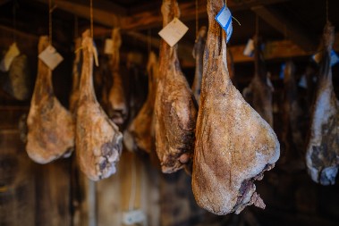 OD PETKA KREĆE ZLATIBORSKA PRŠUTIJADA Zlatiborci će slaviti ljubav prema pršuti