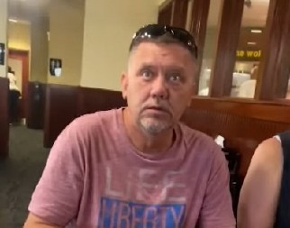 DEKA SEDEO U RESTORANU, A ONDA JE NA VRATA UŠAO ON Emotivan susret rasplakao internet! (VIDEO)