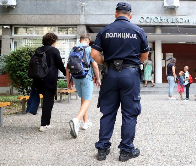 "ŽELEO JE DA VIDI KAKVE SU REAKCIJE, SADA SE KAJE" Oglasio se direktor škole iz Kraljeva u kojoj je dečak isprskao vršnjake biber sprejem